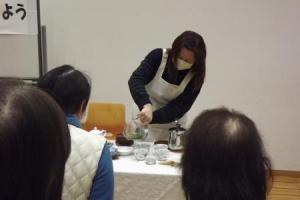 日本茶の淹れ方を説明している様子です
