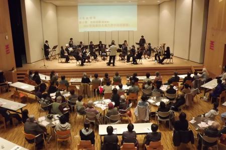 MAF管弦楽団と夜久野学園、地域の演奏者や公立大学生も加わった合同演奏の様子です