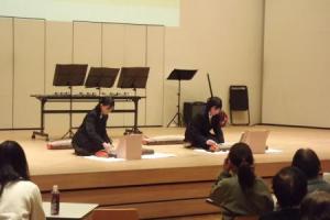 夜久野学園の生徒がが琴を弾いている様子です