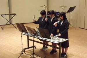 夜久野学園の生徒がトーンチャイムを奏でている様子です