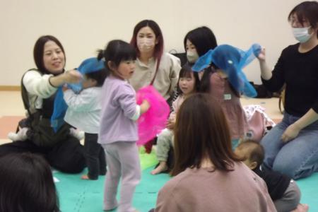色のついたスカーフで子どもが楽しんでいる様子です