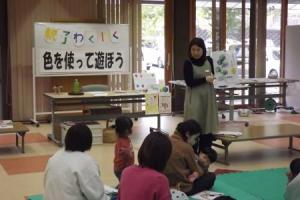 講師が色育の説明をしている様子です