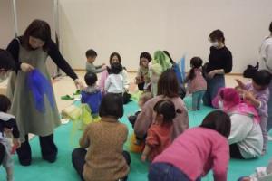 スカーフで子どもたちが楽しんでいる様子です