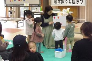 子どもたちが講師の話を聞いている様子です