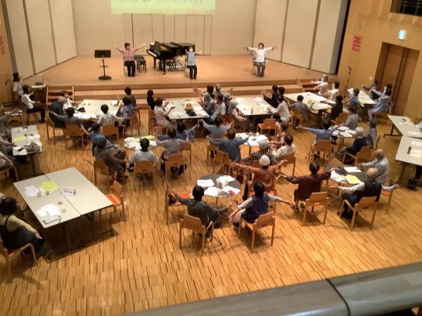 身体を使いながら音楽を楽しんでいる様子です