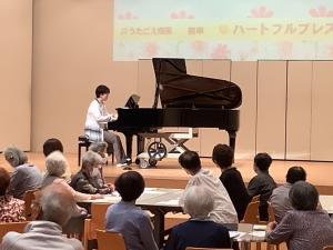 ピアノ曲鑑賞をしている様子です