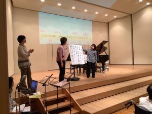 曲を使ったクイズをしている様子です