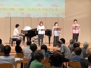 ピアノの曲に合わせて歌を歌っている様子です