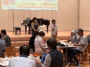 COOKやくのの作ったケーキを食べている様子です