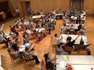 会場の参加者が体を動かしている様子です