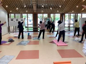 立った状態で健美操を行っている様子です