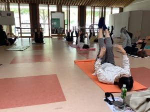 床に寝て健美操を行っている様子です