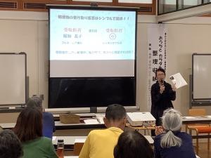 講師がテキストを手に説明をしている様子です