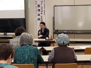 講師が整理収納の説明をしている様子です