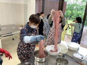 草木染をする参加者