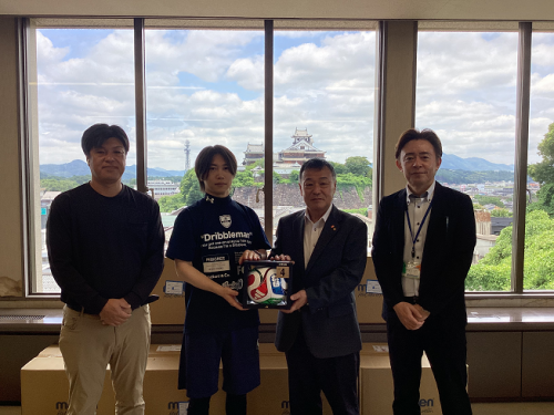 出席者の集合写真、左からエスラボの塩見コーチ、多村PRマネージャー、教育委員会の廣田教育長、伊豆理事