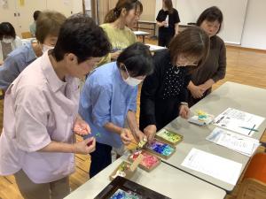 お手本を見ている様子です