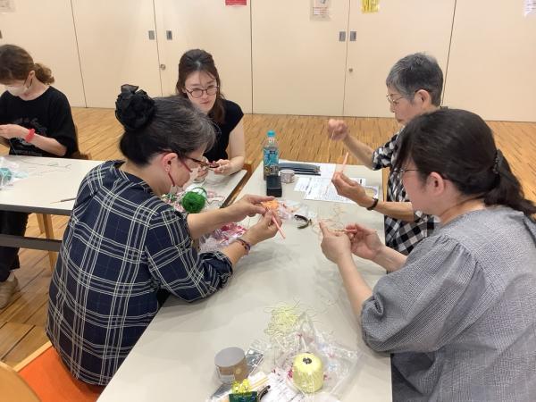 講師が個別で数人に教えている様子です