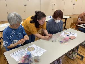 編み方を教わっている様子です