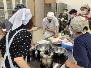 講師が魚のさばき方の実演をしている様子です