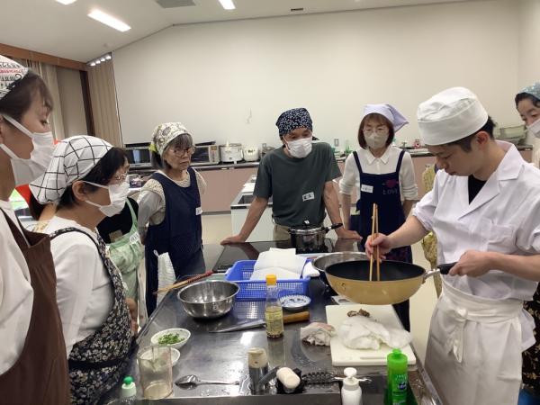 講師が調理をしている様子です