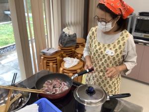 受講生が鯖を炒めている様子です