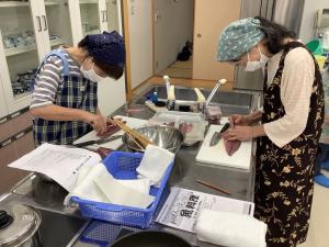 鯖の骨抜きをしている様子です