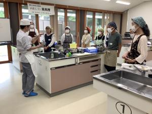 鯖の目利きについて講師が説明をしている様子です