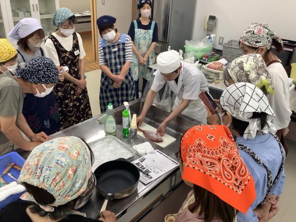 講師が鯛のさばき方について説明をしている様子です