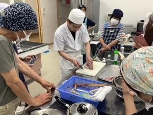講師が三枚に下ろしている様子です