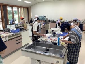 魚を調理している全体の様子です