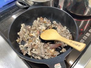 鯛のアラを炒めている様子です
