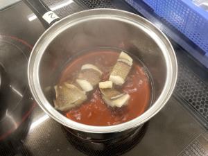 鯛の煮付けを作っている様子です