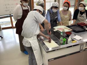 鯛の頭を切っている様子です