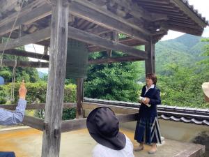 梵鐘を説明する講師の様子です