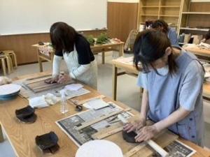 陶芸をする参加者