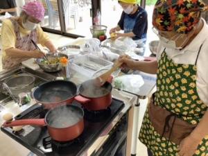 料理をする参加者