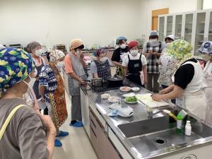 講師の料理のお手本を見ている様子です