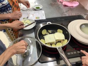 チキンソテーを作っている様子です