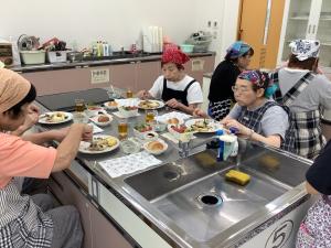 出来上がった料理をみんなで食べている様子です