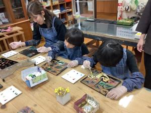 型枠に色を着けている様子です
