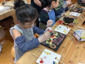 子どもたちが一生懸命絵付けをしている様子です