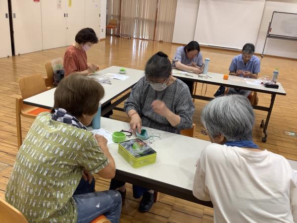 講師が指導しやすいように囲むように机を置いて指導している様子です