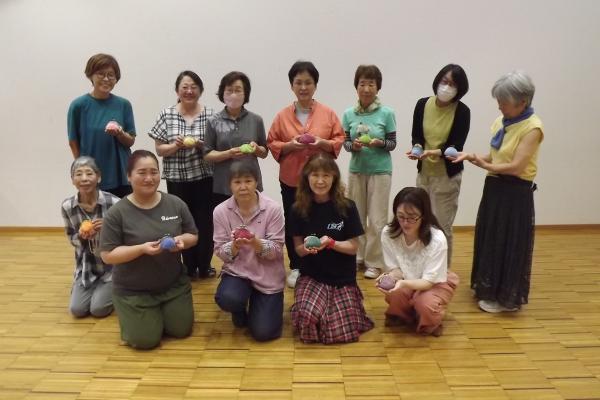 みんなで出来た作品を持った写真です