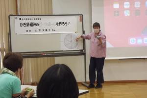 講師が最後の仕上げの説明をしている様子です