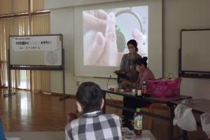 プロジェクターで編んでいる手元を写して説明をしている様子です