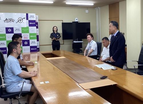 お礼の言葉を述べる大橋市長