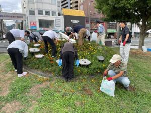 8月花時計手入れの様子