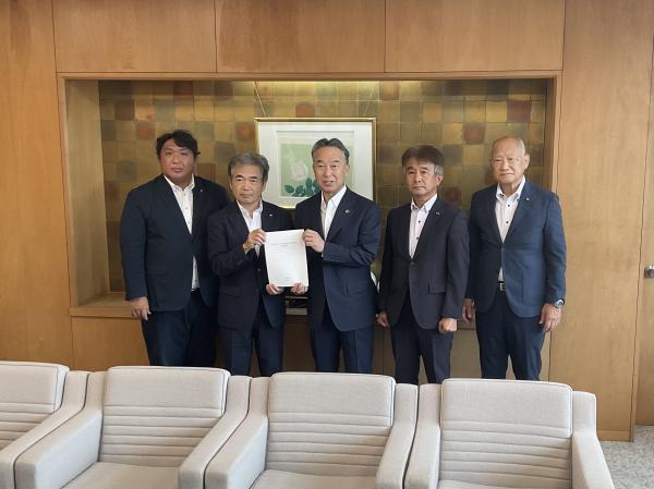 議長から市長へ提言書を提出