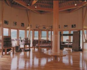 広い部屋に展示物がある。天井が高い